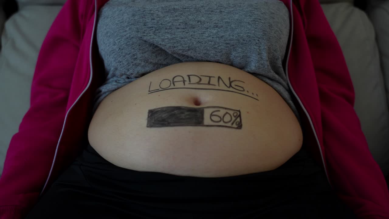 el abdomen y el movimiento respiratorio del vientre de una mujer embarazada de 24 semanas. primer plano