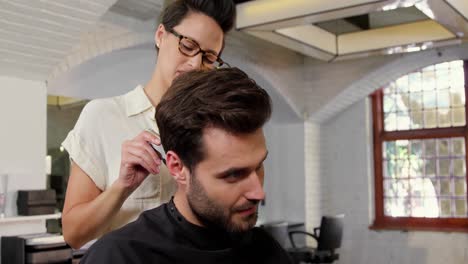 Man-getting-his-hair-trimmed