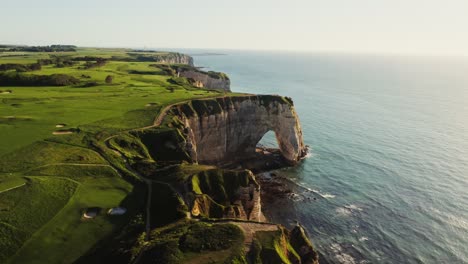 costa dramática con arco y campo de golf