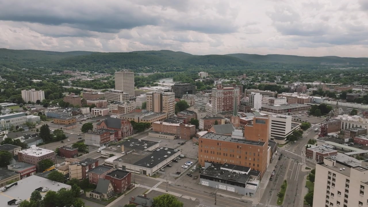 Luftfoto af Binghamton, New York. Optaget på en overskyet sommerdag.