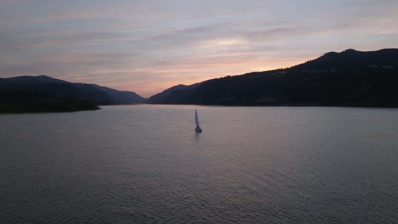 Ripresa aerea con drone della Gola del fiume Columbia al tramonto