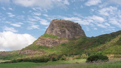 el primer lapso de tiempo de la mañana de un gran pilar de montaña en la isla de mauricio