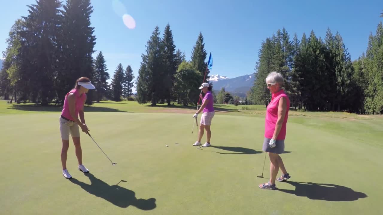 Donne che giocano a golf su un campo da golf 4k