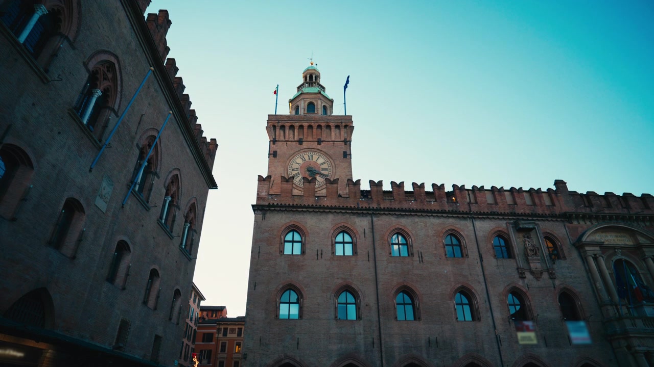 Storica Torre dell'Orologio di Palazzo d'Accursio a Bologna, Italia