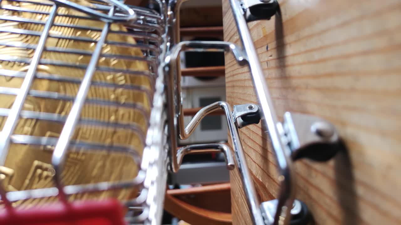 세로 클립:클로즈업 샷에서 반전된 식탁 개념의 작은 쇼핑 카트에 있는 금 비트코인 암호화 통화