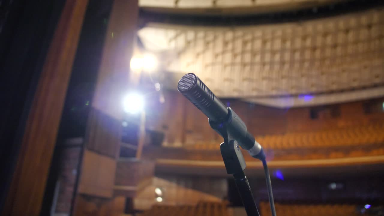 Microfono sul palco in teatro