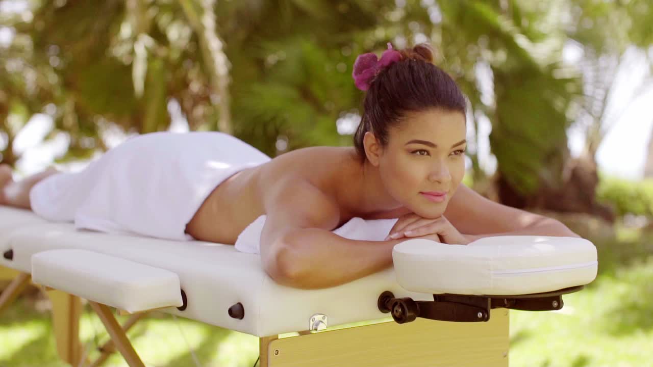 행복하고 건강한 젊은 여성이 치료를 받고 있습니다.