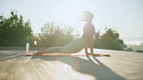 Frau,-Yoga-Und-Dehnung-Des-Körpers-In-Der-Natur