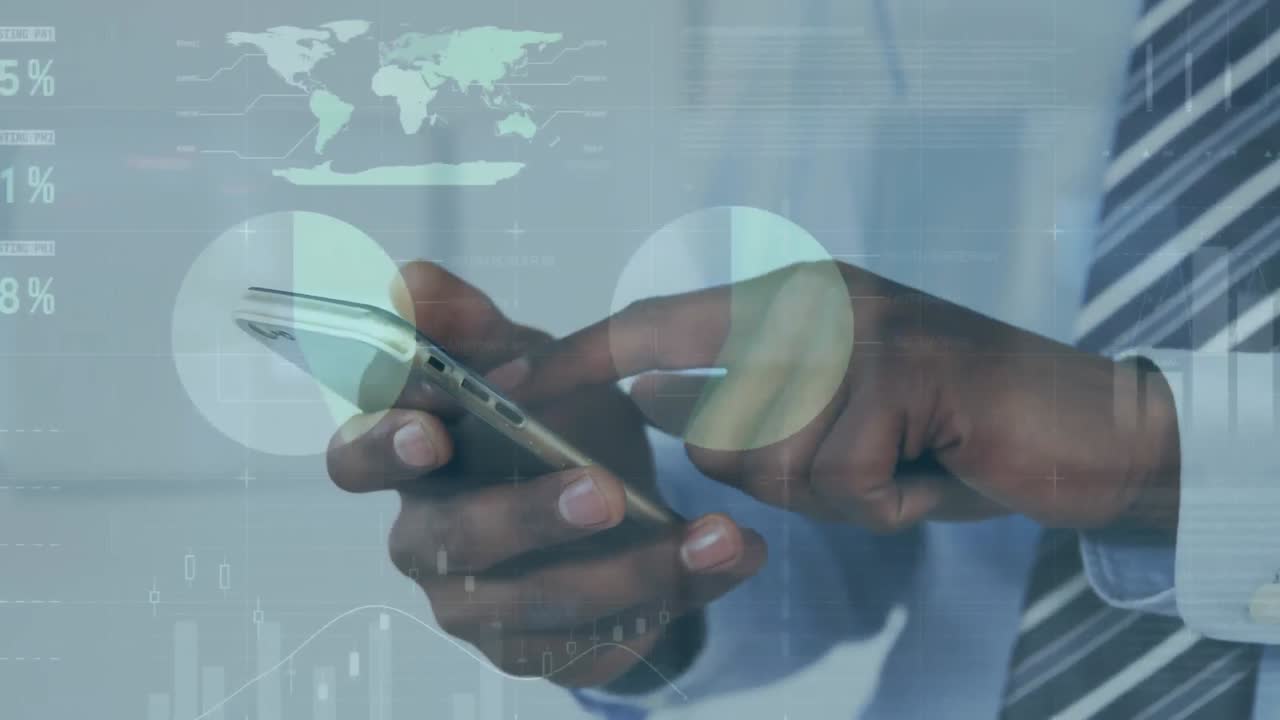 animazione dell'interfaccia infografica sulla sezione centrale di un uomo d'affari afroamericano che usa un cellulare