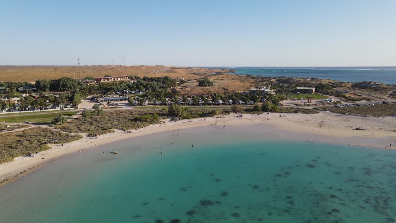 4k 낙원 황량한 청록색 베이 해변은 마을 공중 슬로우 모션 60fps에 가깝습니다.