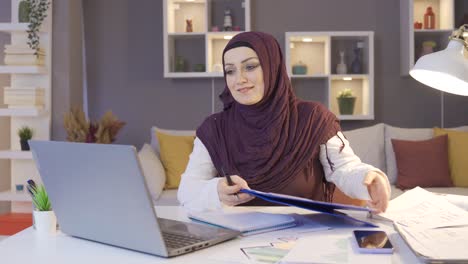 Geschäftsfrau-Im-Hijab-Arbeitet-Aus-Der-Ferne.