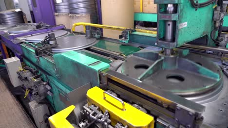 high-speed processing of drum can lids on an automated production line