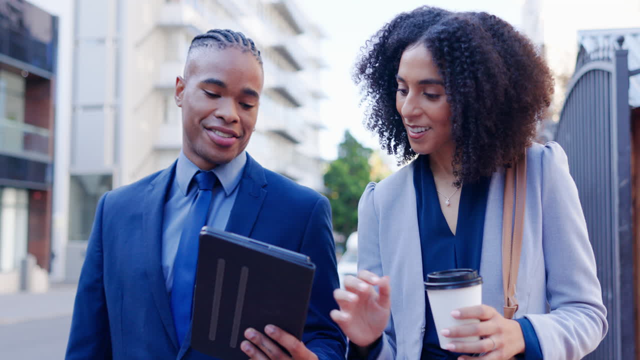 Planification, ville et gens d'affaires sur tablette