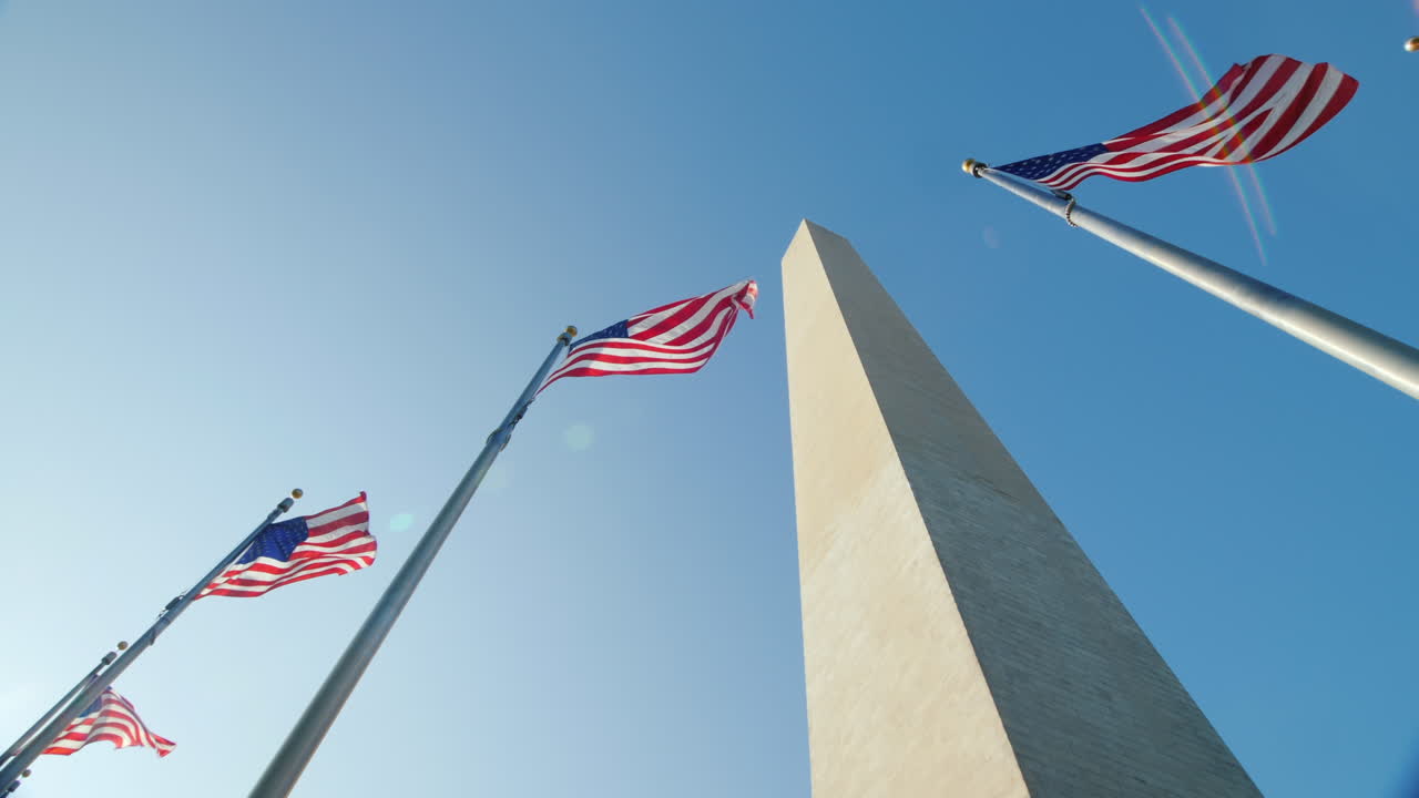 Monumento a Washington e Bandiere Americane