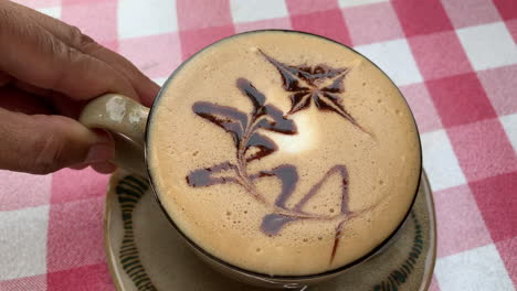 kaffee in einer tasse mit aufschrift oben