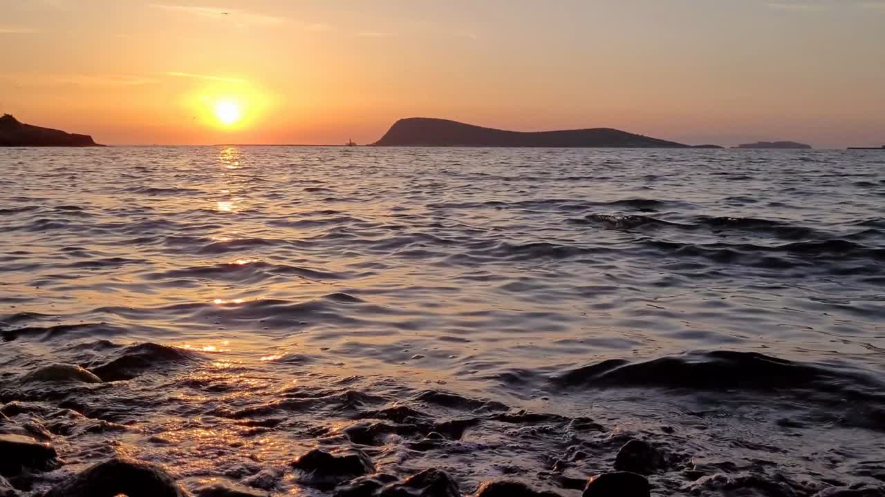 파도의 소리와 함께 해변에서 일몰의 비디오