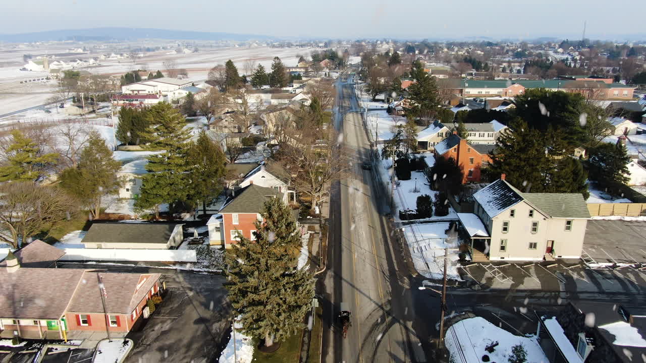 Mouvement de recul aérien le long d'une route de canton enneigée en hiver