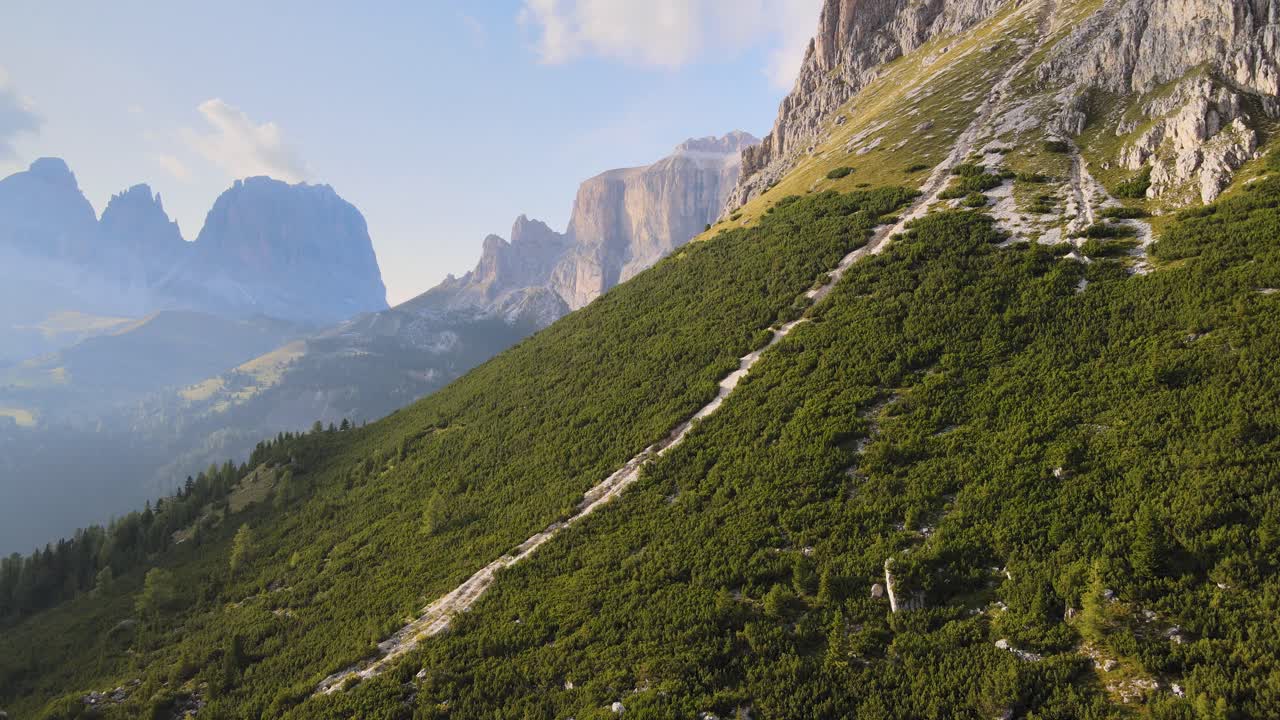 vista aérea cinematográfica de dolomitas, italia