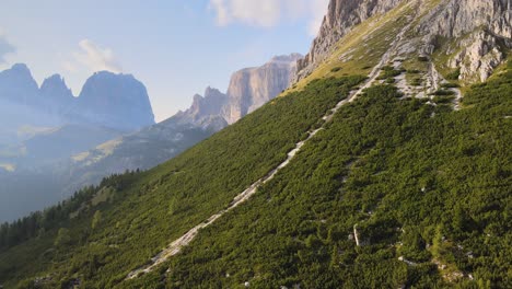 Filmische-Luftaufnahme-Der-Dolomiten,-Italien