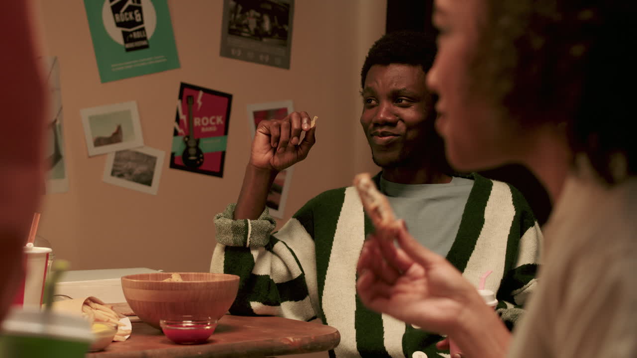 cuatro amigos divirtiéndose en casa