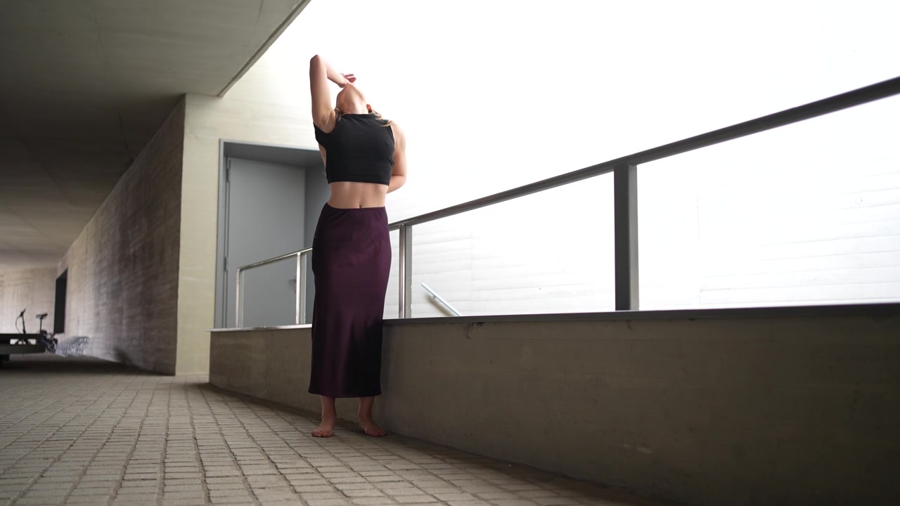 O movimento e a expressão elegantemente graciosos da dança em contraste com uma paisagem urbana vibrante.