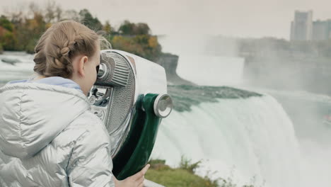 Un-Niño-Irá-A-Través-De-Grandes-Binoculares-Fijos-A-Las-Cataratas-Del-Niágara.-Una-De-Las-Atracciones-Más-Famosas-Del-Estado-De-Nueva-York-Y-América