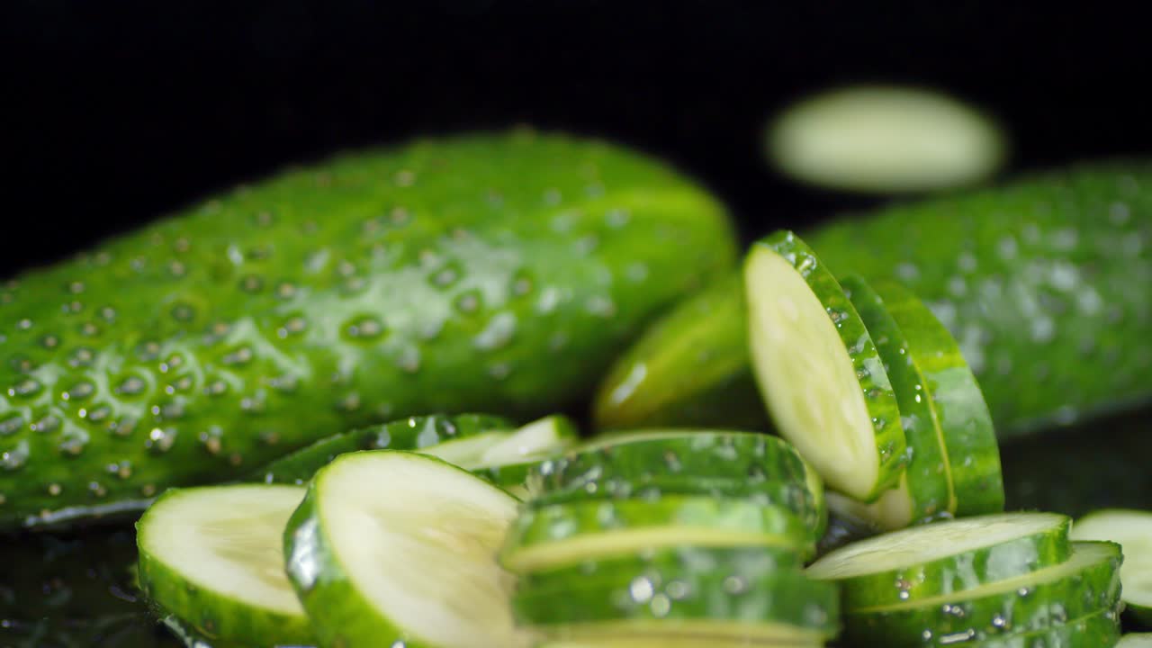 둥근 조각의 신선한 호박이 물에 어져 떨어집니다.