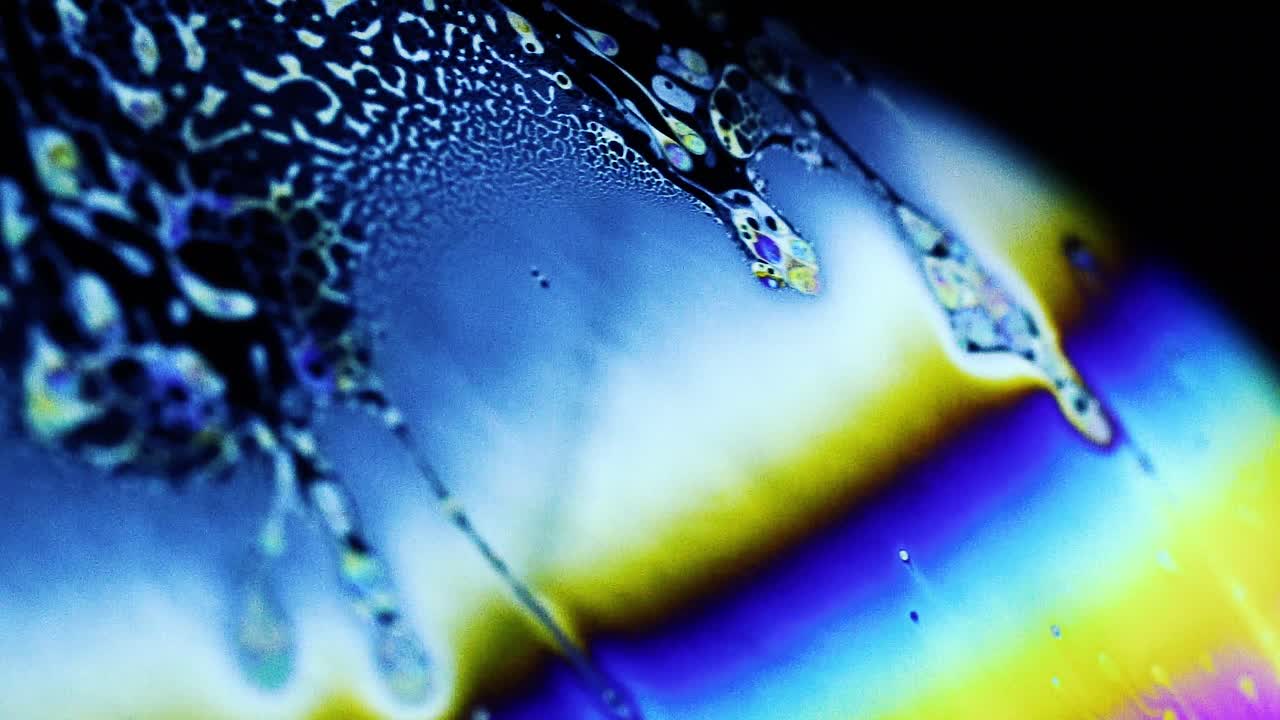 tomas estables de 4k de globos de jabón que muestran los colores del mundo macro a través de una perspectiva microscópica