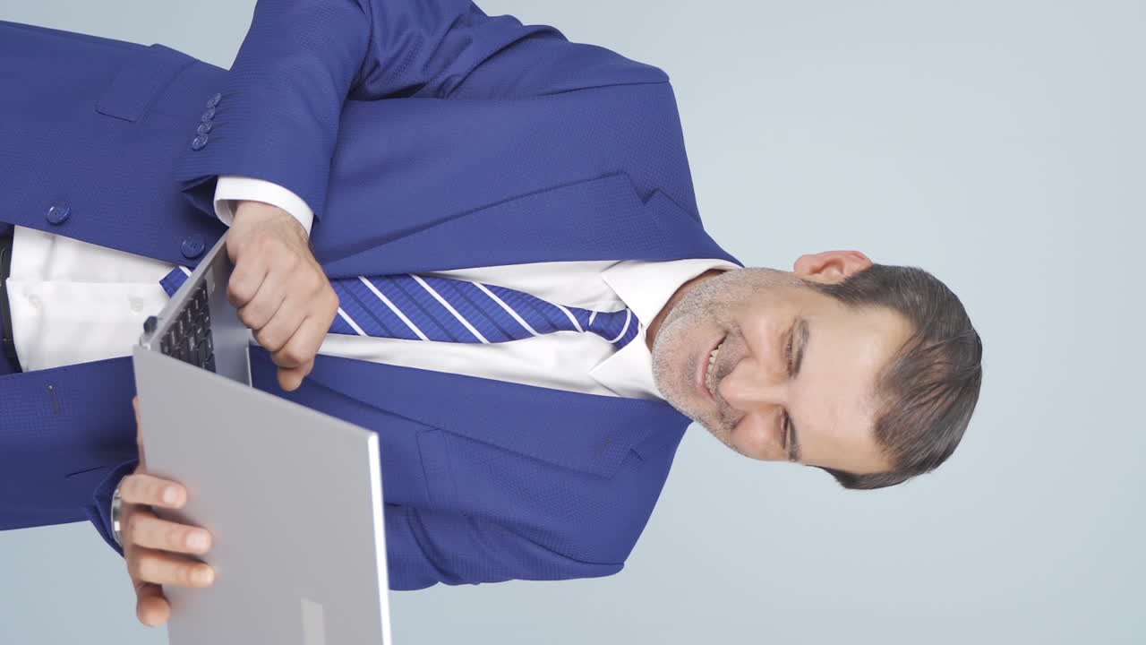 비즈니스맨이 노트북에서 일을 마친 후 휴식을 취하는 수직 비디오.