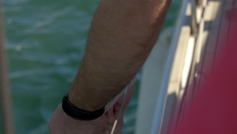 Männliche-Hände,-Die-Einen-Seglerknoten-Auf-Dem-Segelboot-Binden