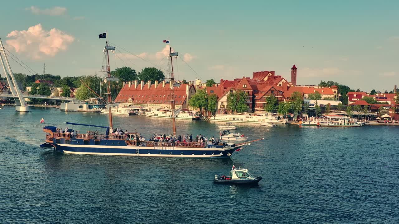 vista de drones en un velero flotando a lo largo del lago en la ciudad de mikołajki