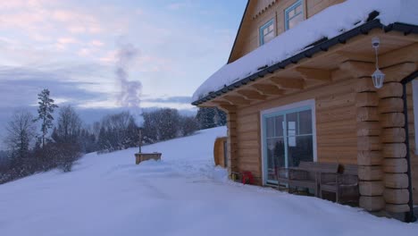 Hermoso-Y-Acogedor-Paisaje-Invernal-Con-Cabaña-De-Madera-Cubierta-De-Nieve