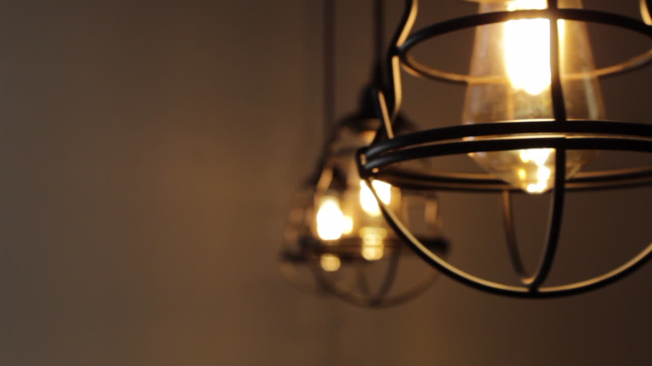 colgante negro, luces industriales con bombillas vintage