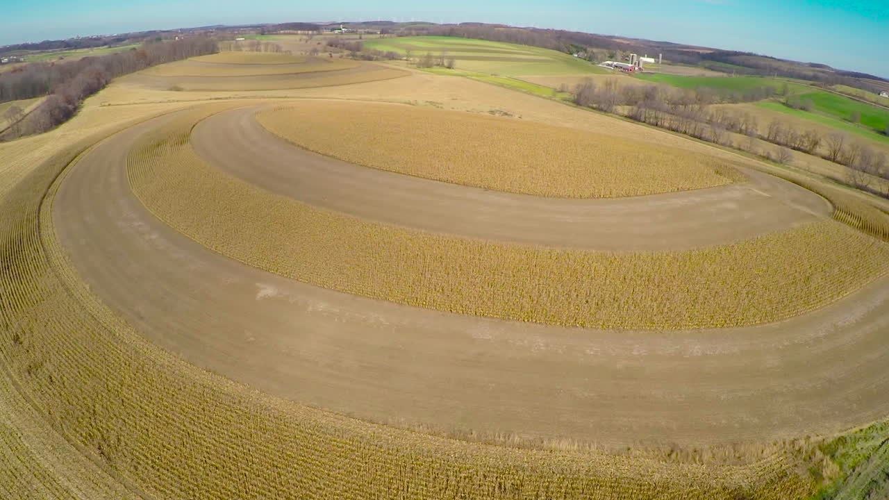 Veduta aerea di cerchi nel grano a drumlin nel Wisconsin rurale
