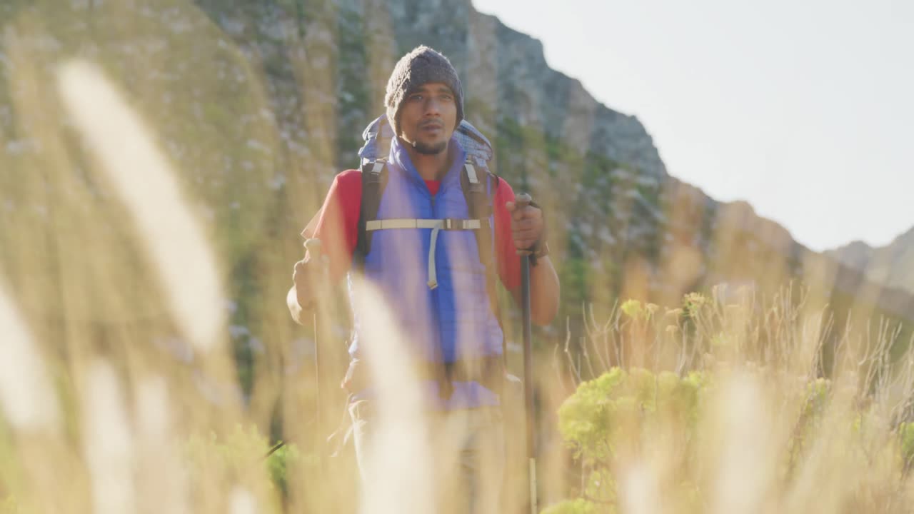 인공 다리를 가진 혼성 인종의 남자가 자연에서 하이킹하고 있습니다.