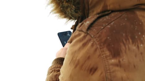 mujer con chaqueta de piel usando teléfono móvil