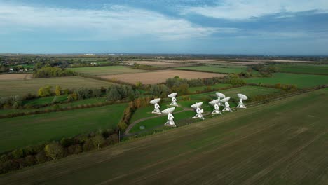 vista aérea hacia mullard mrao radiotelescopio conjunto de observatorio en la campiña agrícola de cambridge