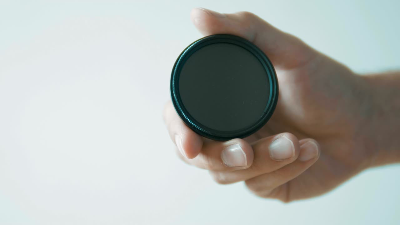 imágenes sobreexpuestas con densidad neutra y comparación de filtros 4k. toma estática con hermoso valle verde en foco y mano en la mano y filtro fuera de foco que muestra la imagen correctamente expuesta.