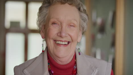 retrato de una mujer anciana alegre sonriendo feliz disfrutando de la jubilación estilo de vida satisfacción jubilado mayor