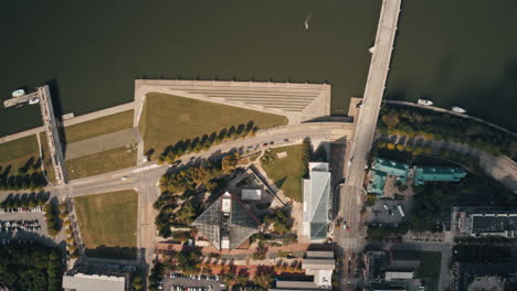 hiperlapso aéreo de tráfico sobre el acuario de tennessee en chattanooga, tn