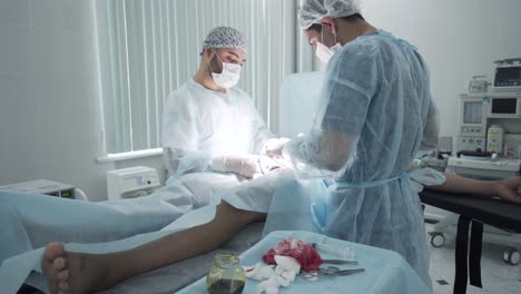 procedimiento quirúrgico en una sala de operaciones