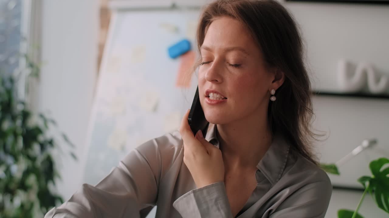 mujer de negocios en una llamada telefónica en una oficina moderna