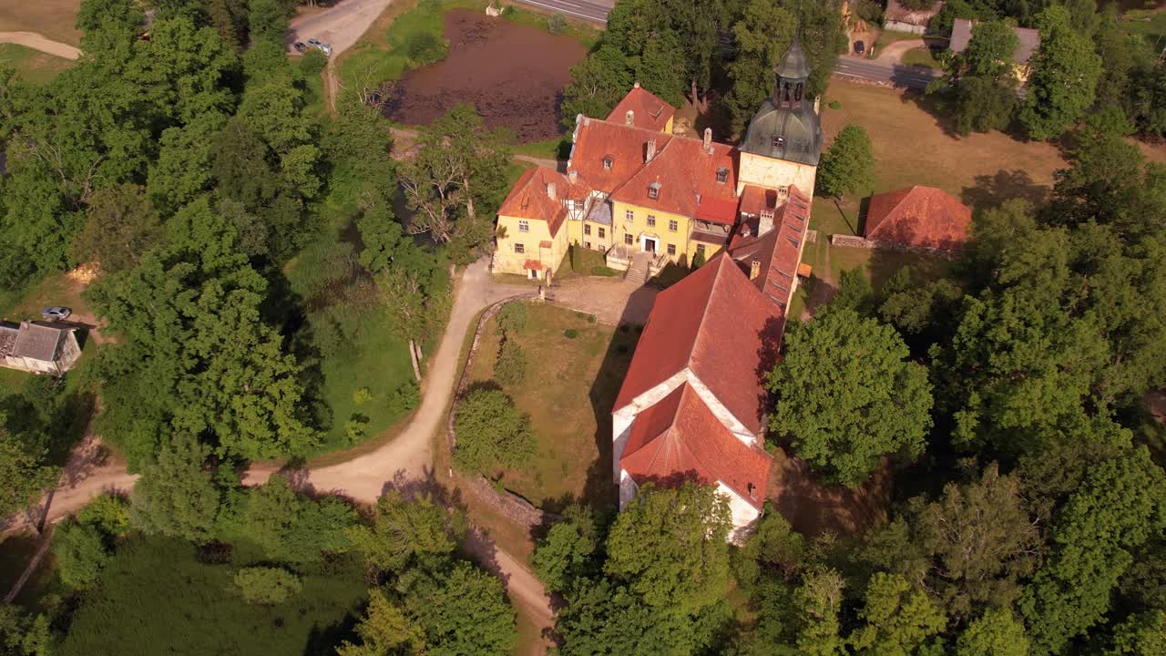 La piccola città di Straupe accanto all'Antico Palazzo di Straupe.