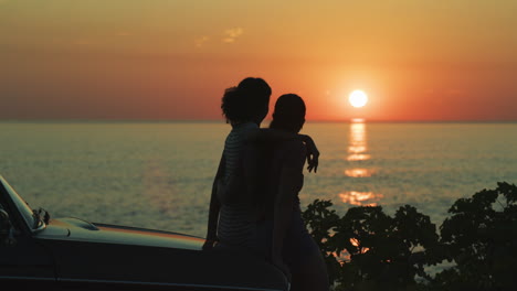 dos mujeres jóvenes admirando la vista durante