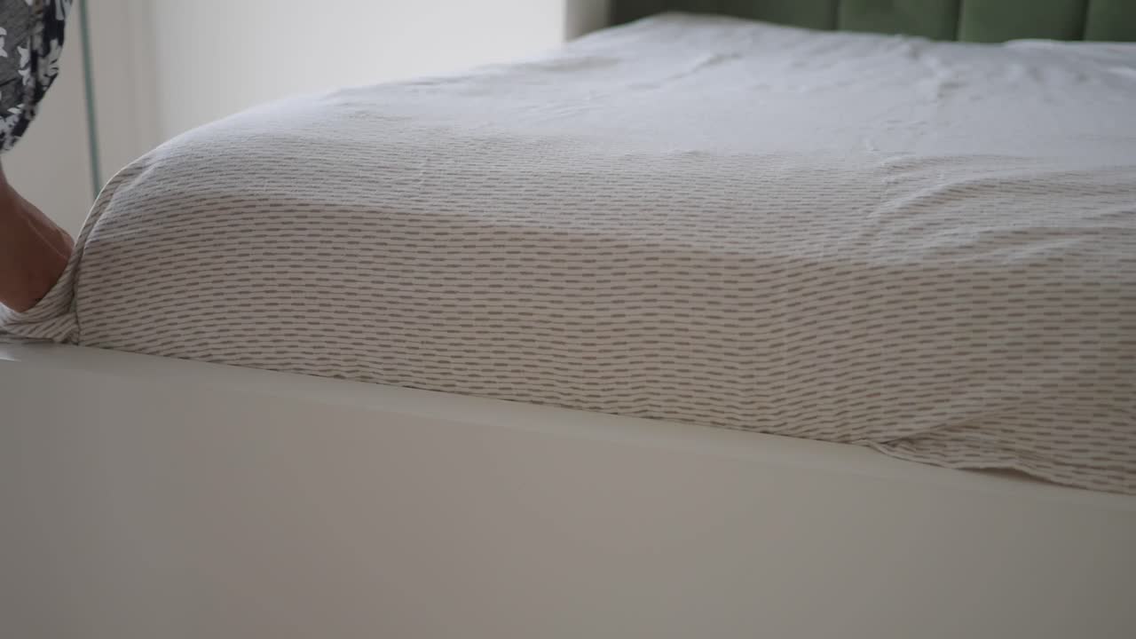 Come fare il letto con un lenzuolo con angoli