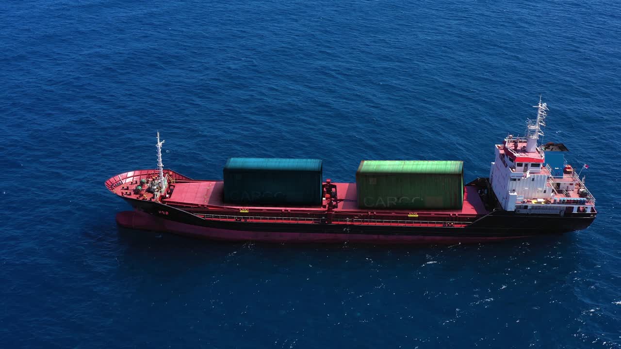 바다에서 화물 선박