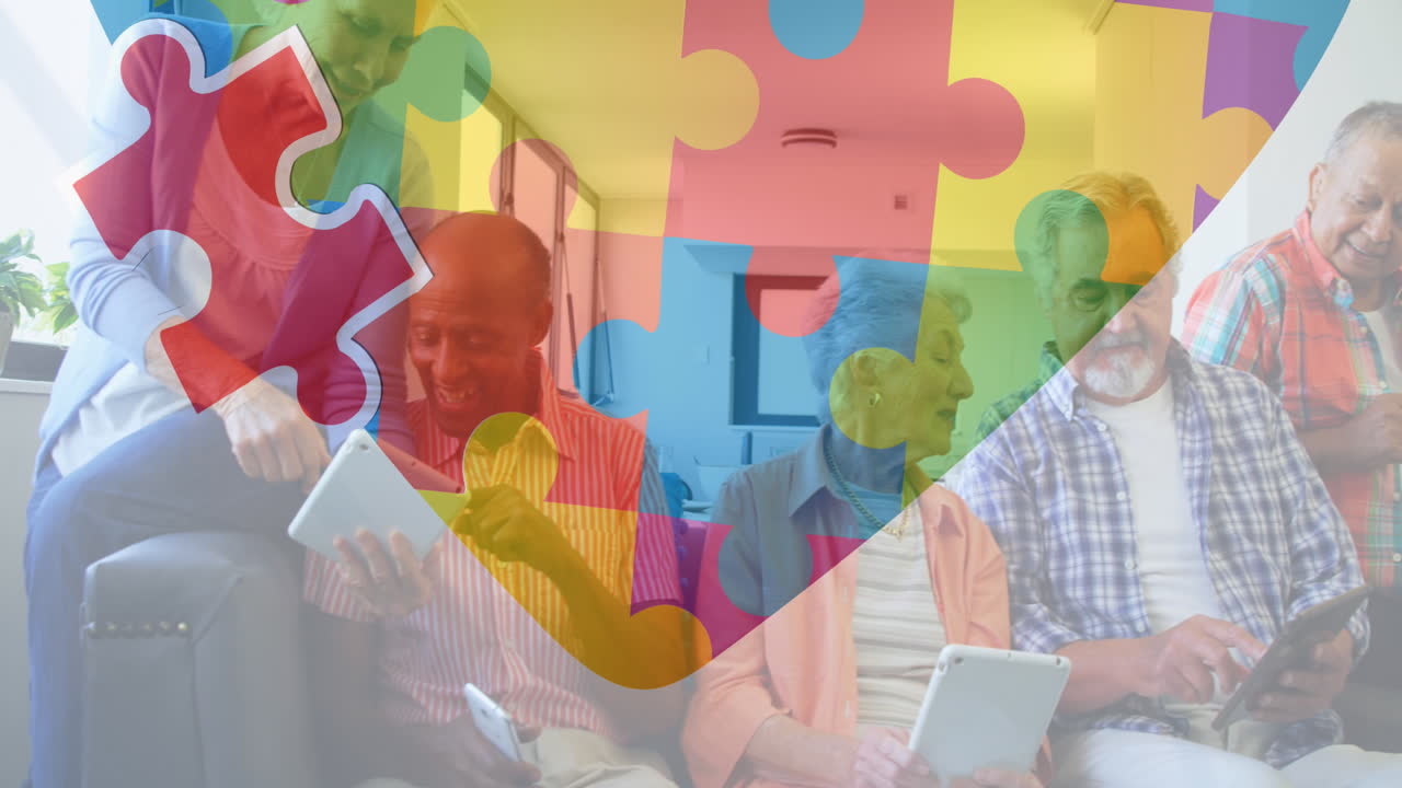 animación de coloridas piezas de rompecabezas corazón sobre amigos mayores usando tabletas