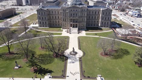 vidas negras pintadas en la carretera frente al edificio de la capital en lansing, vista aérea de drones