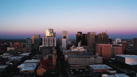 Amplia-Vista-Aérea-Alejándose-De-Los-Rascacielos-Del-Centro-De-Phoenix-Al-Atardecer