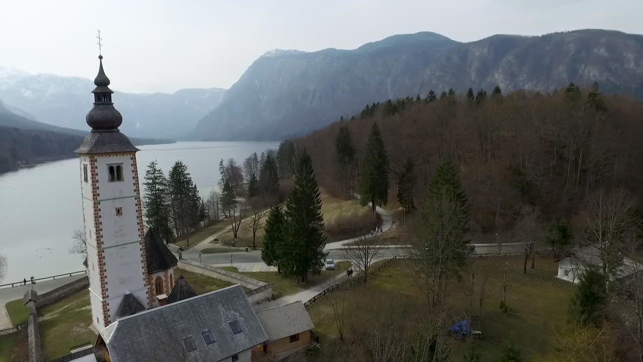 Veduta con drone di ponte e chiesa dal lago di Bohinj, Slovenia
